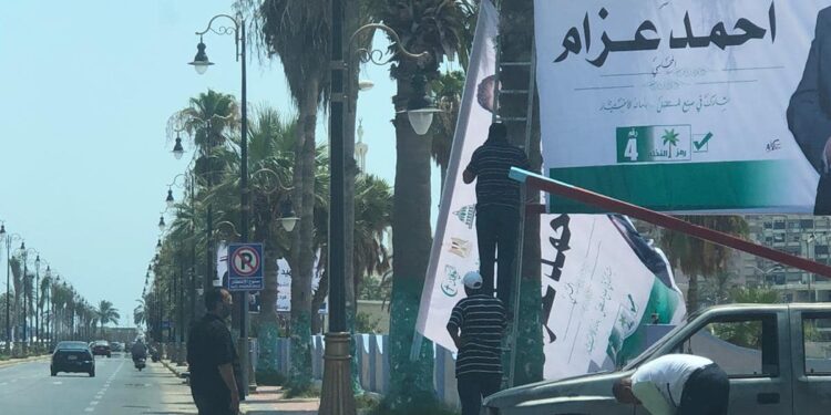 تمزيق دعاية احمد عزام في بورسعيد