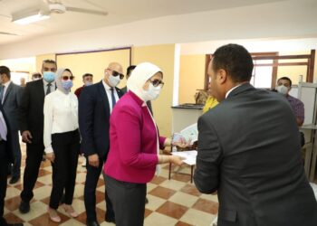 قياس درجة الحرارة وإرتداء الكمامة والقفاز.. وزيرة الصحة تطمئن المواطنين
