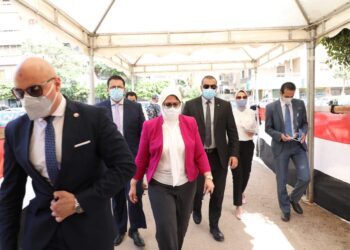 قياس درجة الحرارة وإرتداء الكمامة والقفاز.. وزيرة الصحة تطمئن المواطنين