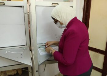 وزيرة الصحة هالة زايد أثناء التصويت في انتخابات مجلس الشيوخ