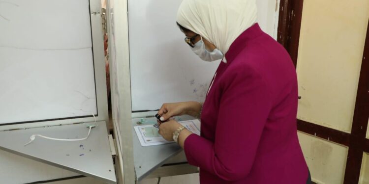 وزيرة الصحة هالة زايد أثناء التصويت في انتخابات مجلس الشيوخ