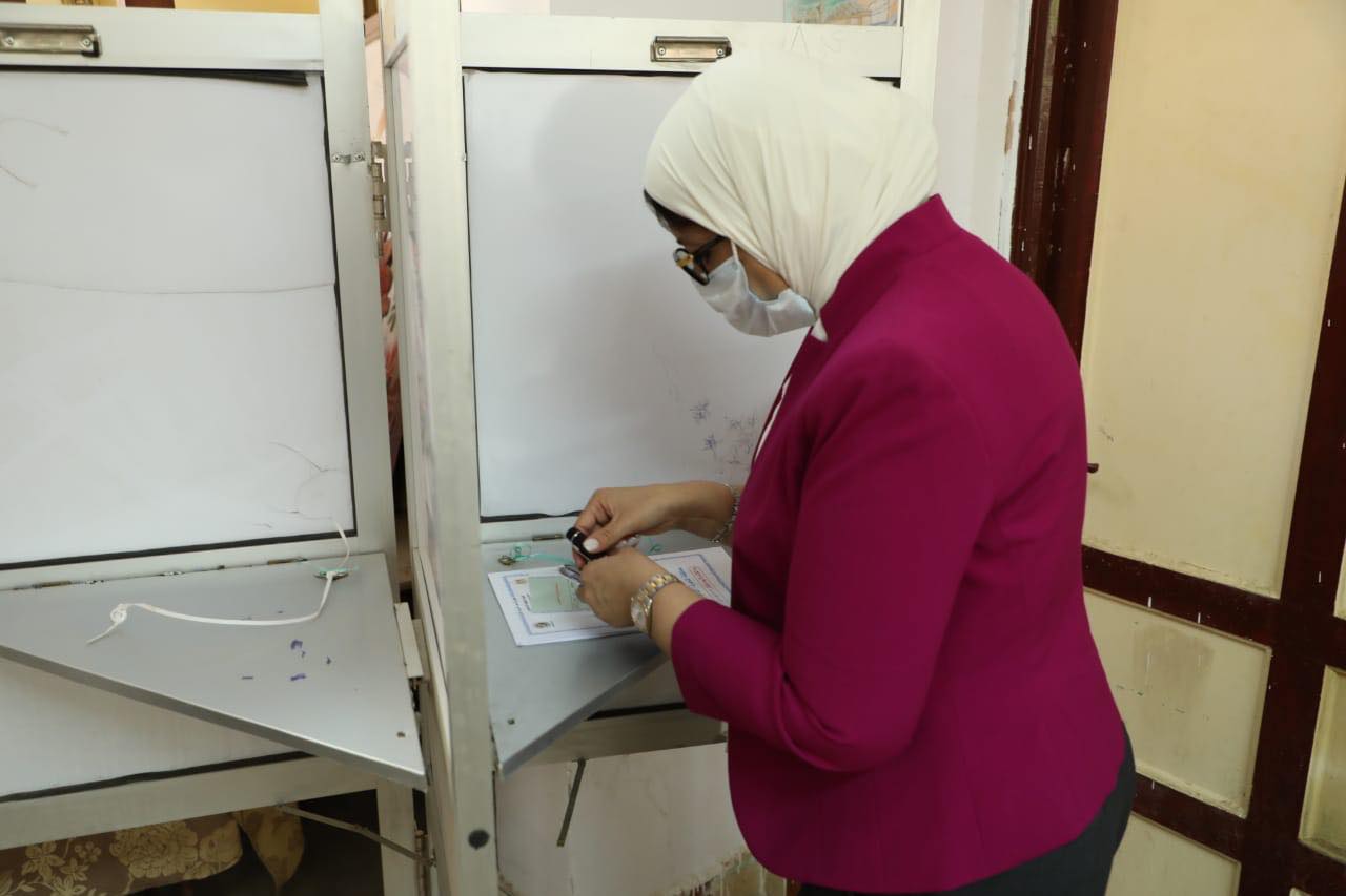 وزيرة الصحة هالة زايد أثناء التصويت في انتخابات مجلس الشيوخ