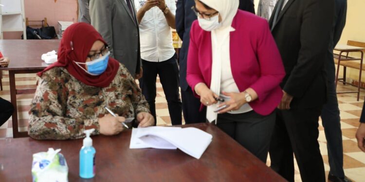 قياس درجة الحرارة وإرتداء الكمامة والقفاز.. وزيرة الصحة تطمئن المواطنين