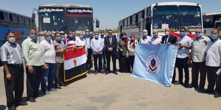 عمال شركة أسيوط لتكرير البترول أثناء التصويت بانتخابات مجلس الشيوخ