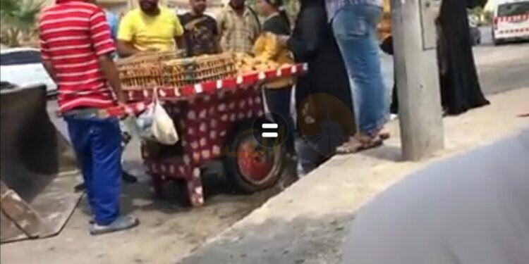 زمن الوحوش.. رئيسة حي تتجرد من انسانيتها بحجة تنفيذ القانون (فيديو)