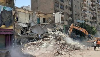 بعد أكثر من 50عامًا..محافظ الجيزة ينفذ إزالة مبنى مُخالف بشارع فيصل