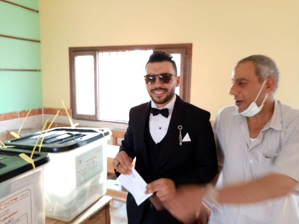 عريس داخل لجنة انتخابات مجلس الشيوخ
