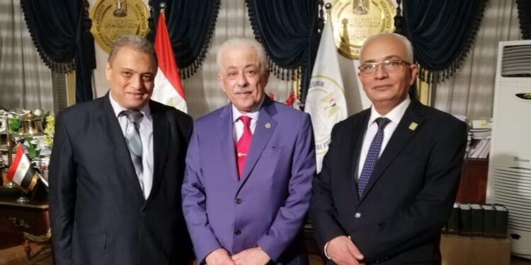 الدكتور طارق شوقي والدكتور رضا حجازي رئيس امتحانات الثانوية العامة وياسر حسين مدير الإدارة العامة للامتحانات ونائب رئيس الثانوية العامة