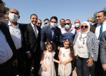 راعي الطفولة..”أبو هشيمة” يصر علي التقاط صورا مع فتيات صغيرات ببني سويف