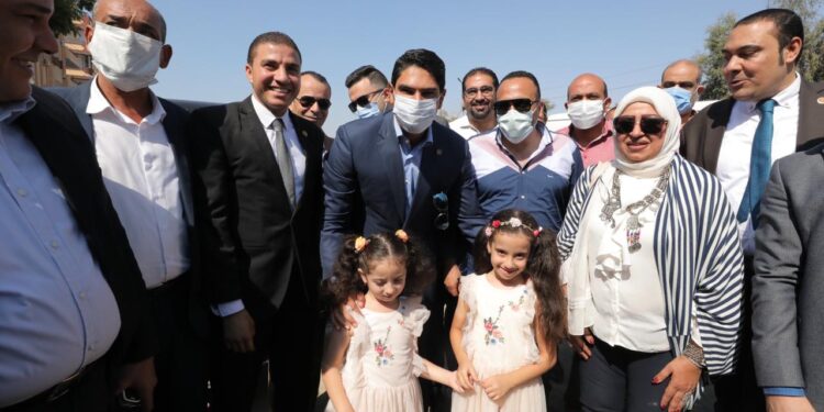 راعي الطفولة..”أبو هشيمة” يصر علي التقاط صورا مع فتيات صغيرات ببني سويف