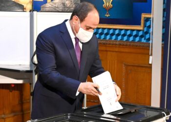الرئيس يختار.. “السيسي” يصّوت في انتخابات مجلس الشيوخ (صور)