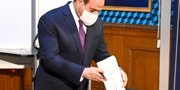 الرئيس يختار.. “السيسي” يصّوت في انتخابات مجلس الشيوخ (صور)