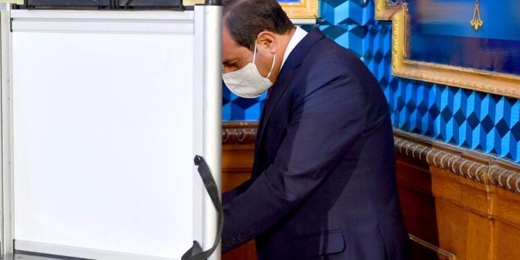 الرئيس عبد الفتاح السيسي يصوت في الانتخابات
