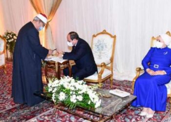 السيسي وكيلا للعروس… الرئيس يشهد عقد قران أبنة صديقه برفقة زوجته