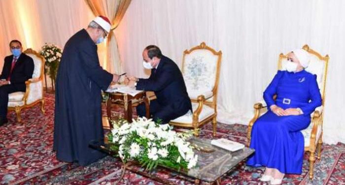 السيسي وكيلا للعروس… الرئيس يشهد عقد قران أبنة صديقه برفقة زوجته