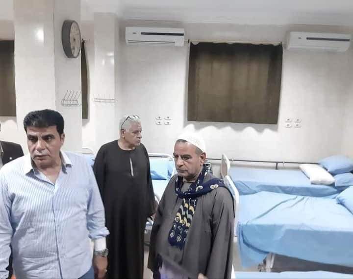 النائب السابق محمد الأشهب طليق وزيرة الصحة يتجول بمستشفي ضمن حملته الانتخابية لمجلس الشيوخ