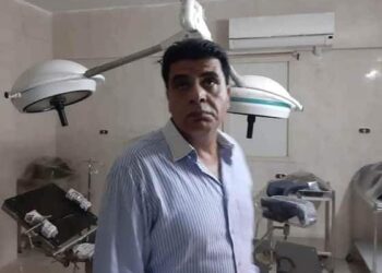 النائب السابق محمد الأشهب طليق وزيرة الصحة يتجول بمستشفي ضمن حملته الانتخابية لمجلس الشيوخ