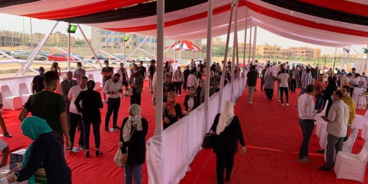 “صور”… إقبال كثيف من الناخبين داخل لجان الإقتراع بمحافظة القاهرة