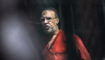 في الزنزانة.. “خناقة سياسية” سبب وفاة القيادي الإخواني عصام العريان