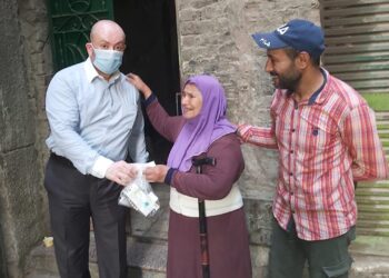 انتوا نور عينيا .. “السيسي” يفي بوعده ويُعالج سيدة مريضة استوقفته أثناء جولته بـ شرق القاهرة