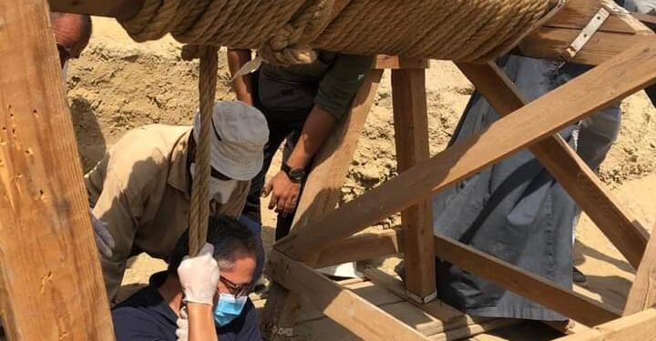 تمهيداً للإعلان عن 13 تابوت .. وزير الآثار في مغامرة بالحبال داخل بئر