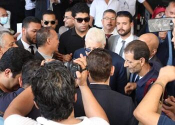 ولا بنخاف.. مرتضي منصور يلتقط صورًا تذكارية مع “مواطنين شرفاء” بعد تقديمه أوراق ترشحه للانتخابات