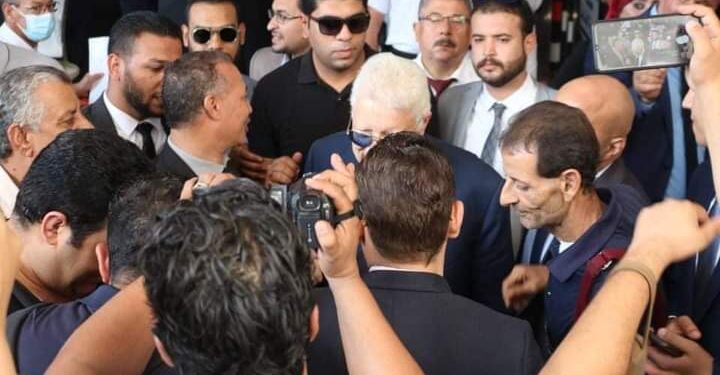 ولا بنخاف.. مرتضي منصور يلتقط صورًا تذكارية مع “مواطنين شرفاء” بعد تقديمه أوراق ترشحه للانتخابات