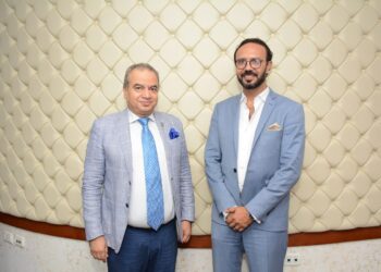 الدكتور محمد يسري رئيس مجلس ادارة مدرسة الواحة الدولية وأحمد فاخر المدير الاقليمي لACT في مصر والشرق الأوسط