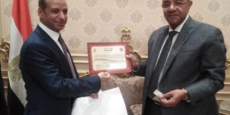 «ناصر» يتسلم شهادة عضويته بمجلس الشيوخ: نخدم اهداف الدولة