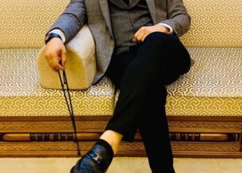 صوره قد تكون نقطة سوداء بتاريخه .. مرشح المصريين بالخارج في الدقهلية يضع ساقآ علي الآخري