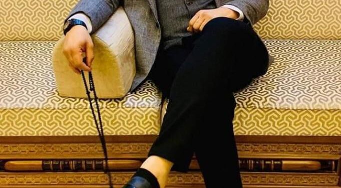 صوره قد تكون نقطة سوداء بتاريخه .. مرشح المصريين بالخارج في الدقهلية يضع ساقآ علي الآخري