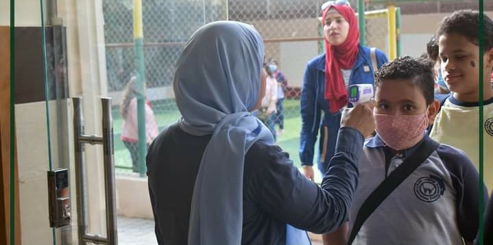 قياس درجة حرارة الطلاب