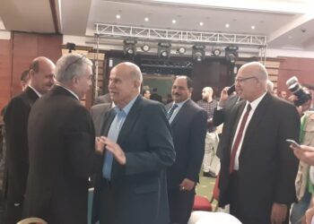 صور | فيروس كورونا لم يحرم السياسيين من الأحضان في مؤتمر التيار الوطني