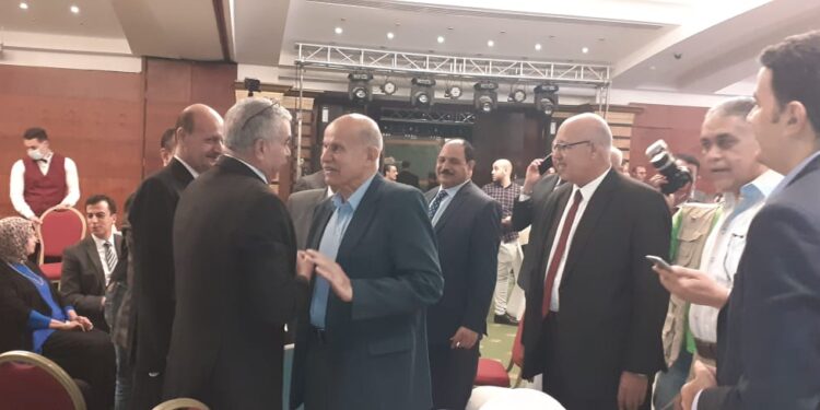 صور | فيروس كورونا لم يحرم السياسيين من الأحضان في مؤتمر التيار الوطني