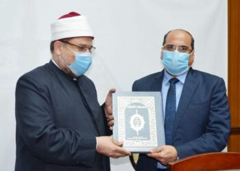 وزير الأوقاف يُهدي وزراء الري والزراعة المصحف الكريم