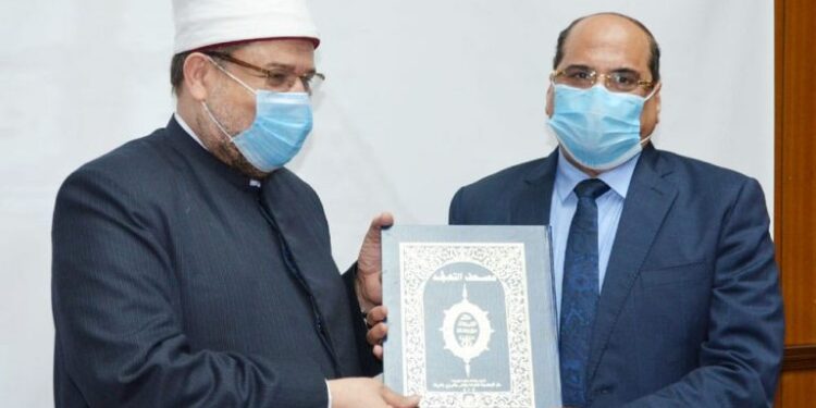 وزير الأوقاف يُهدي وزراء الري والزراعة المصحف الكريم