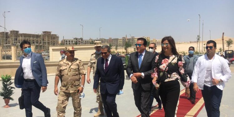 وزارتا الهجرة والتعليم العالى تنظمان جولة لشباب المصريين بالخارج لمدينة الجلالة