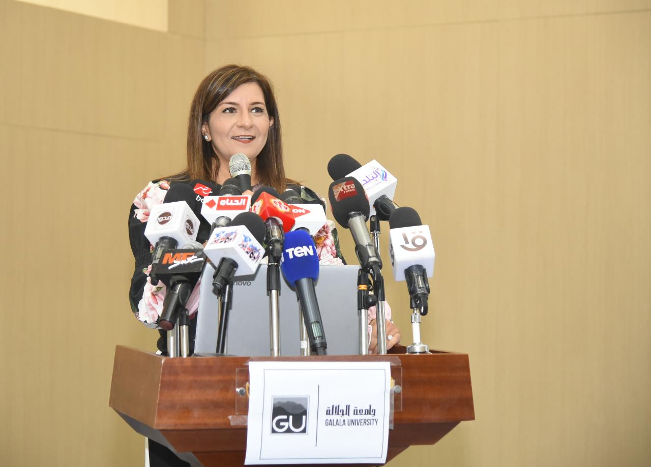السفيرة نبيلة مكرم عبد الشهيد وزيرة الهجرة 