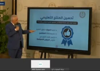وزير التعليم أثناء المؤتمر الصحفي