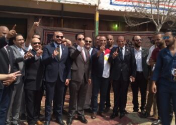 قيادات حزب مستقبل وطن ترفع إشارة برقم (1) أسفل دعاية المرشح عمرو القماطي