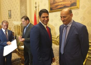 أحمد أبو هشيمة في اول يوم تحت قبة مجلس الشيوخ لاستخراج كارنيه العضوية وإلتقاط صورًا تذكارية مع الأعضاء الجدد
