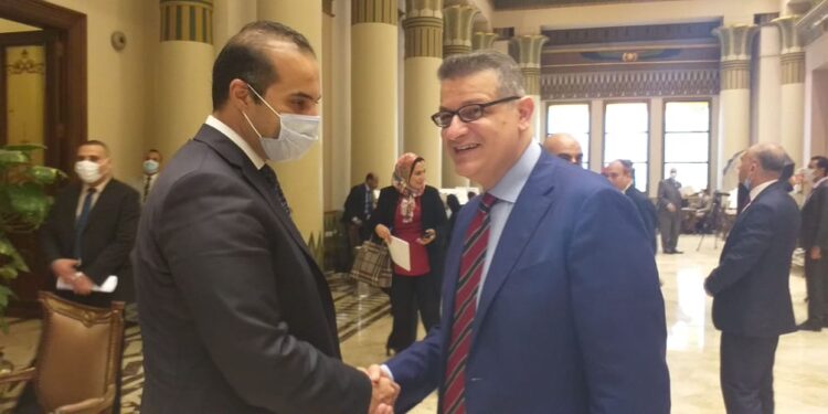 طارق رضوان عضو مجلس النواب مع المستشار محمود فوزي الأمين العام للمجلس