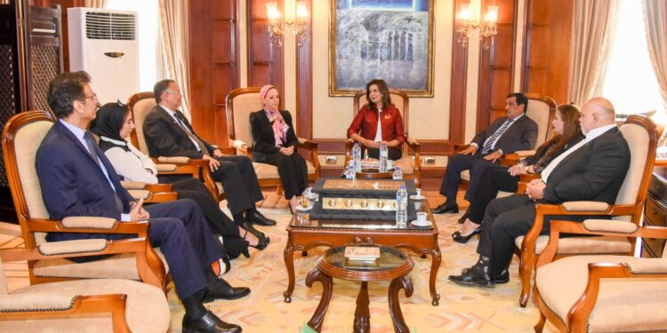 نبياة مكرم وزيرة الهجرة مع أعضاء مجلس النواب عن المصريين بالخارج