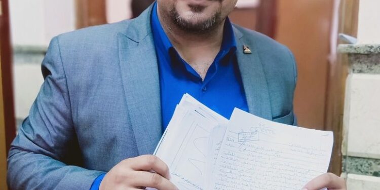دخلت في الجد.. محامي “سيدة المحكمة” يستلم ملف القضية ضد ضابط الشرطة