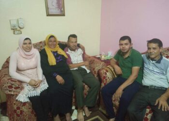 يحدث بمصر فقط .. بيت الزكاة والصدقات يتكفل بنفقات طالبة بيع الأحذية