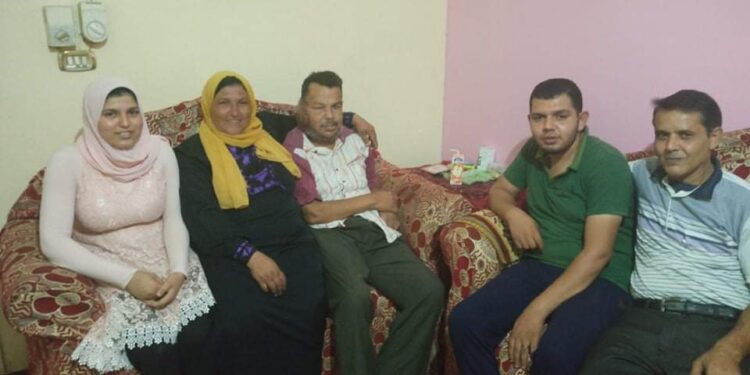 يحدث بمصر فقط .. بيت الزكاة والصدقات يتكفل بنفقات طالبة بيع الأحذية