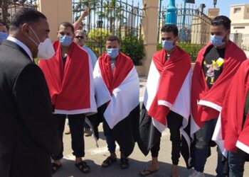 مسافة السكة.. محافظ مطروح يستقبل المختطفين في ليبيا عقب تحرير المخابرات لهم