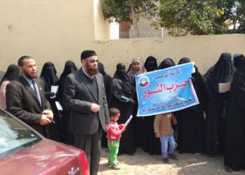 يونس مخيون رئيس حزب النور السلفي أمام لجنة انتخابية - أرشيفية