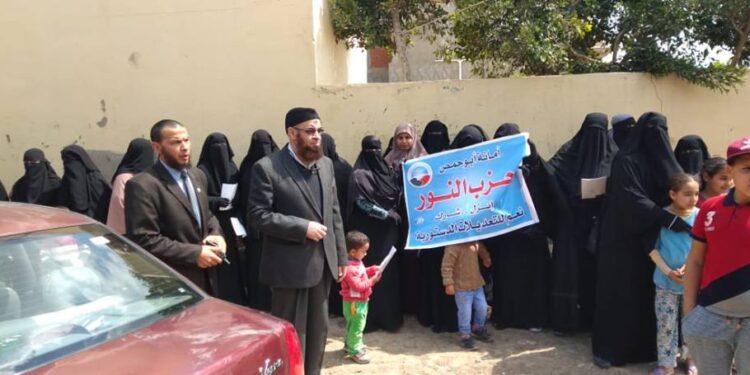 يونس مخيون رئيس حزب النور السلفي أمام لجنة انتخابية - أرشيفية