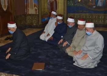 في حب مصر اتجمعنا .. أزهريون يؤدون صلاة الظهر جماعة داخل كنيسة (صور)